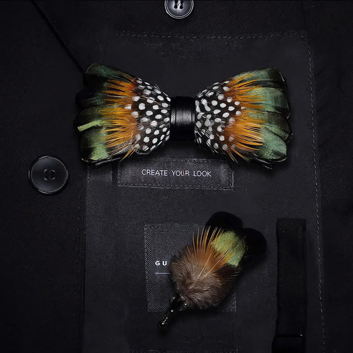 Pajarita vintage con plumas en verde bosque y naranja y broche de solapa