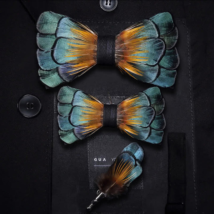 Pajarita con plumas de girasol verde y naranja y broche de solapa