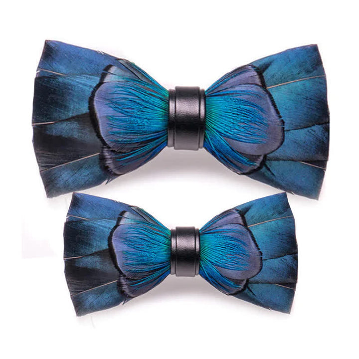 Pajarita con plumas en cascada de color azul marino y broche de solapa
