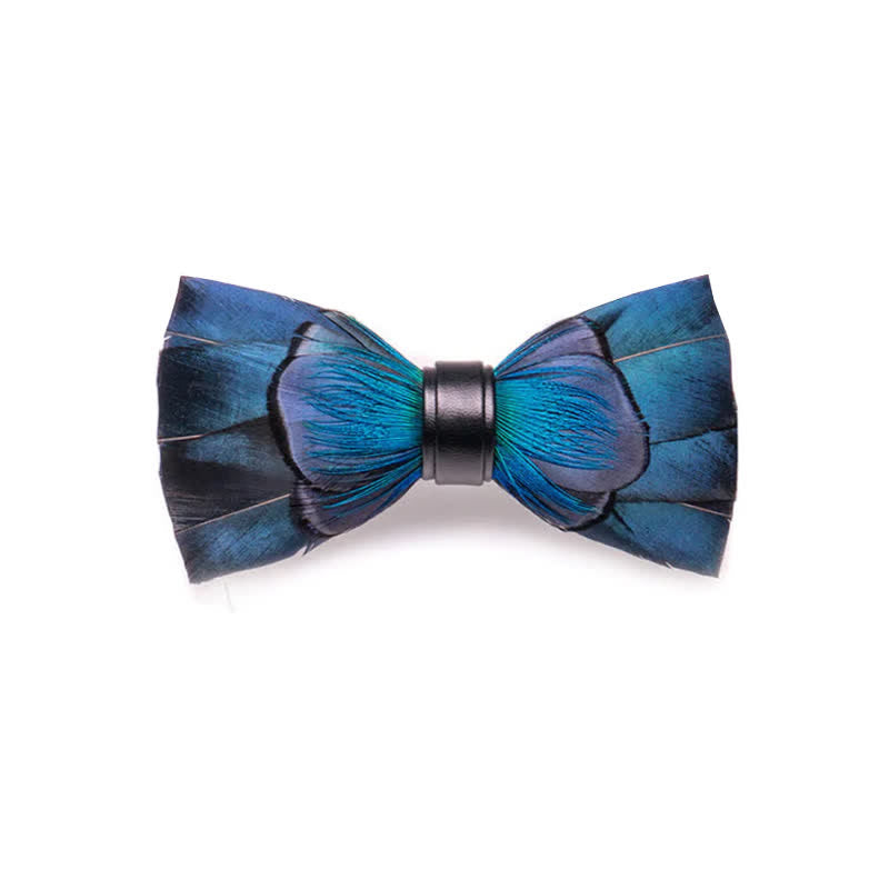 Pajarita con plumas en cascada de color azul marino y broche de solapa