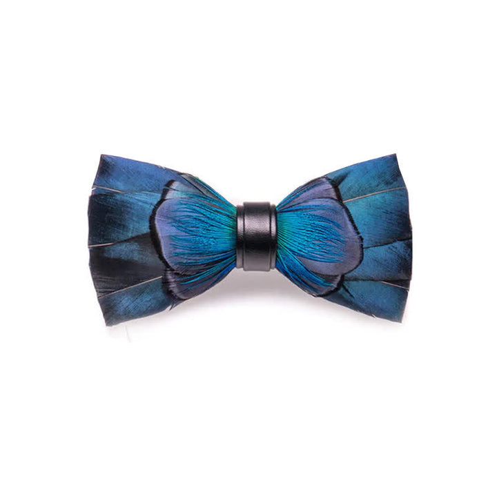 Pajarita con plumas en cascada de color azul marino y broche de solapa