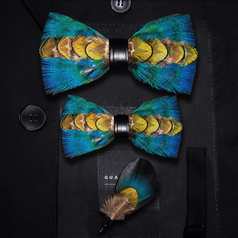 Pajarita con plumas azules, verdes y amarillas y broche de solapa