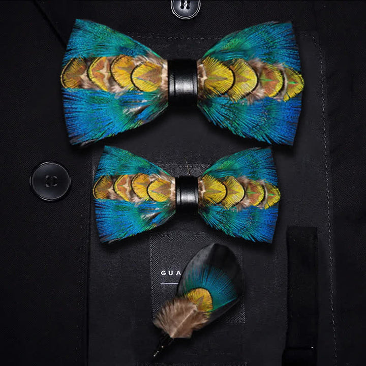 Pajarita con plumas azules, verdes y amarillas y broche de solapa
