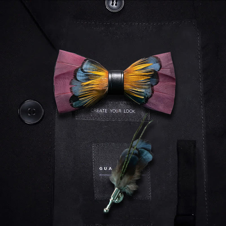 Pajarita con plumas simétricas en color rosa y naranja y broche de solapa