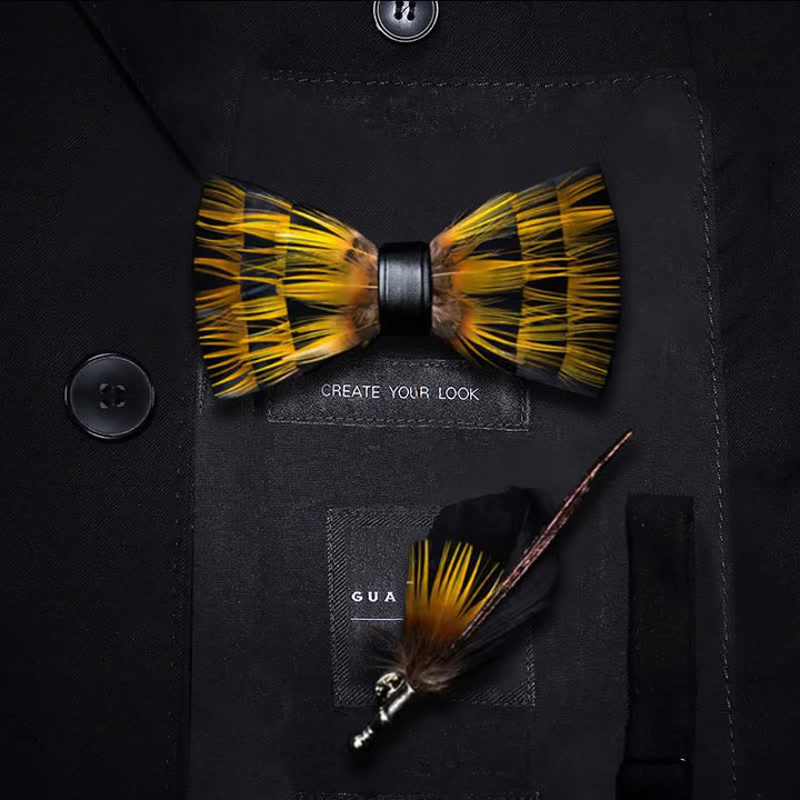 Pajarita con plumas de noche amarillas y negras y broche de solapa