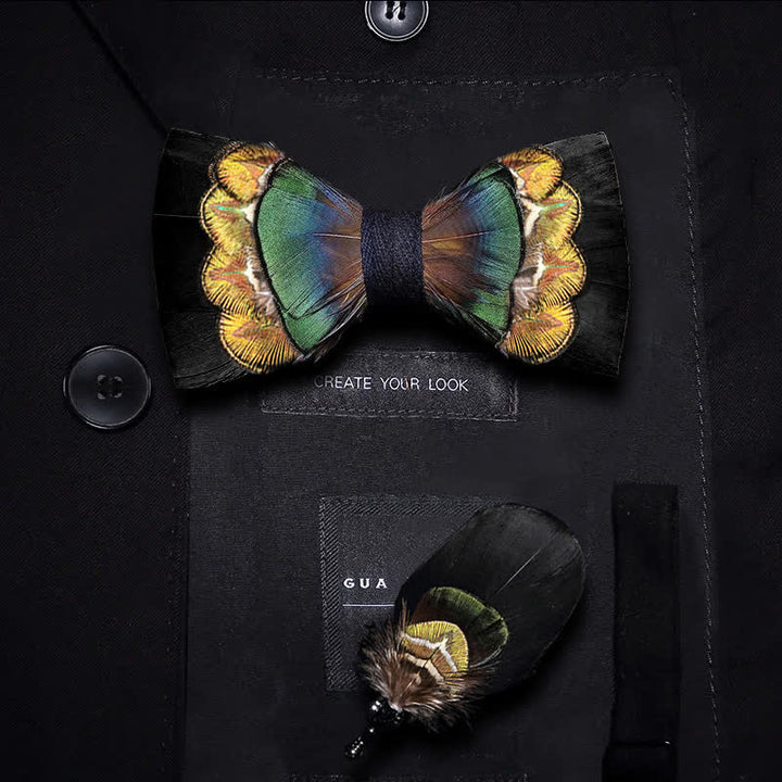 Pajarita con plumas negras y verde amarillento y broche de solapa