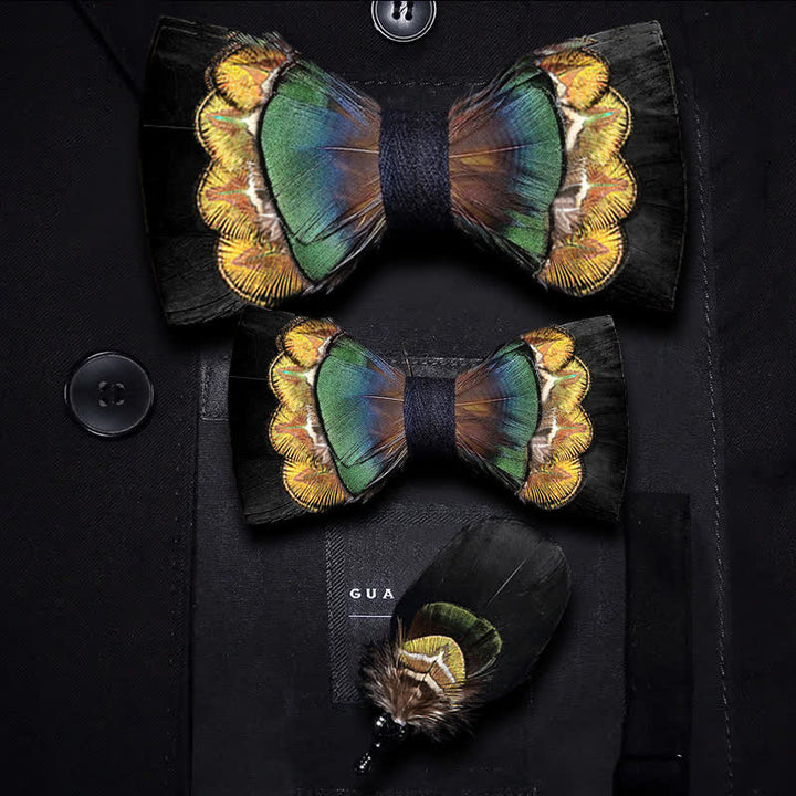 Pajarita con plumas negras y verde amarillento y broche de solapa