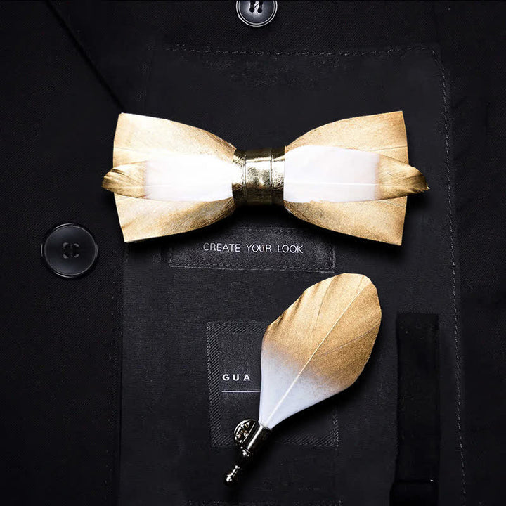 Pajarita con plumas de caramelo doradas y blancas y broche de solapa