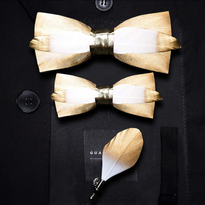 Pajarita con plumas de caramelo doradas y blancas y broche de solapa