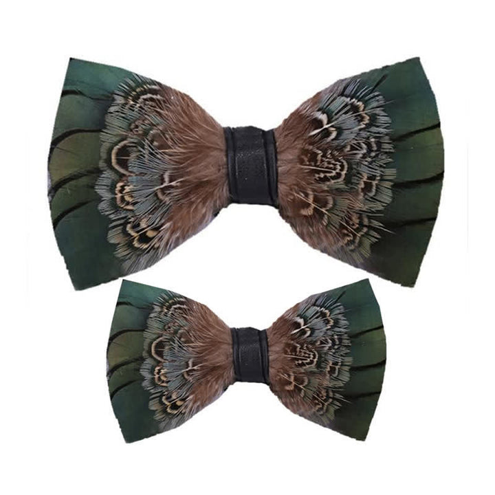 Pajarita con plumas de faisán verde bosque y broche de solapa