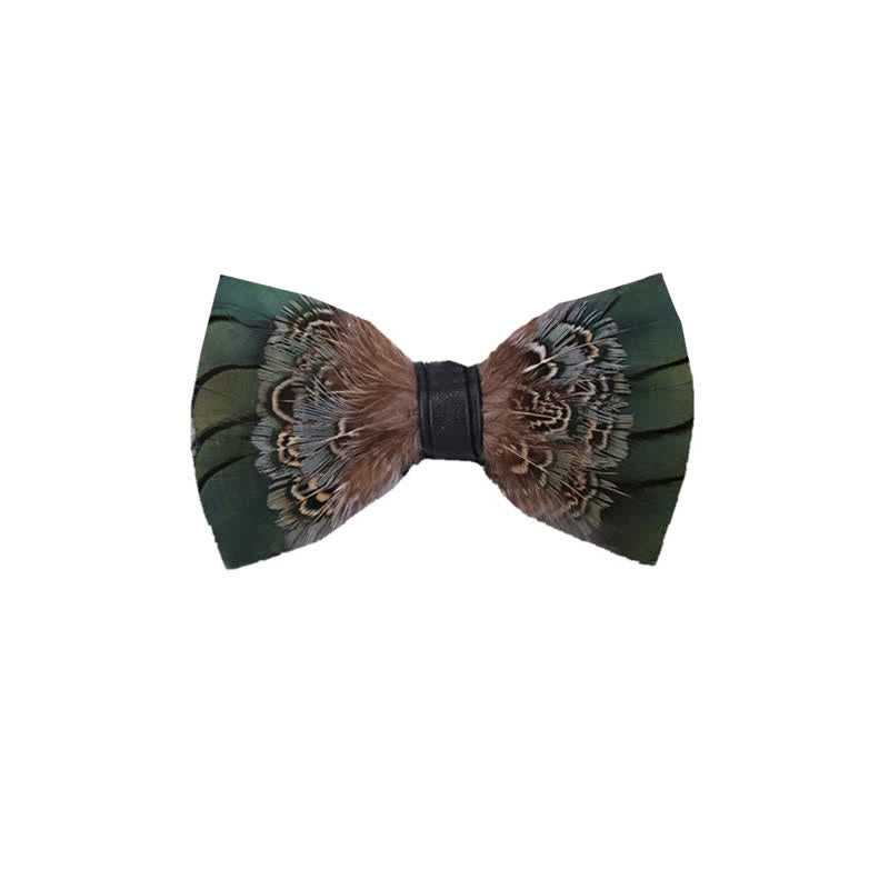 Pajarita con plumas de faisán verde bosque y broche de solapa
