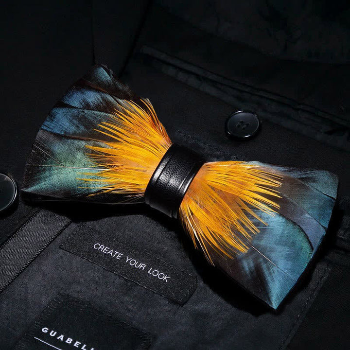 Pajarita con plumas de martín pescador en verde bosque y amarillo y broche de solapa