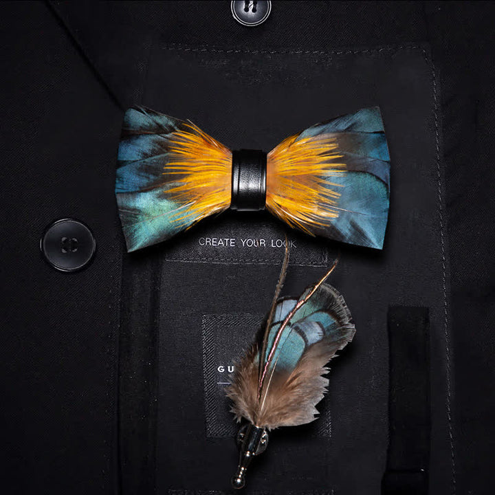 Pajarita con plumas de martín pescador en verde bosque y amarillo y broche de solapa