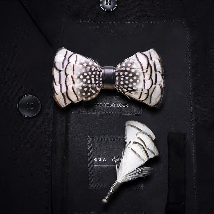 Pajarita con plumas de lunares en blanco y negro con prendedor de solapa