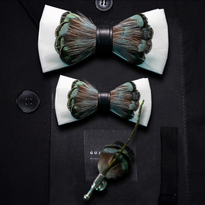 Pajarita con plumas blancas y verde esmeralda y broche de solapa