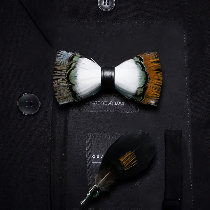 Pajarita con plumas de pinzón blancas y multicolores y broche de solapa