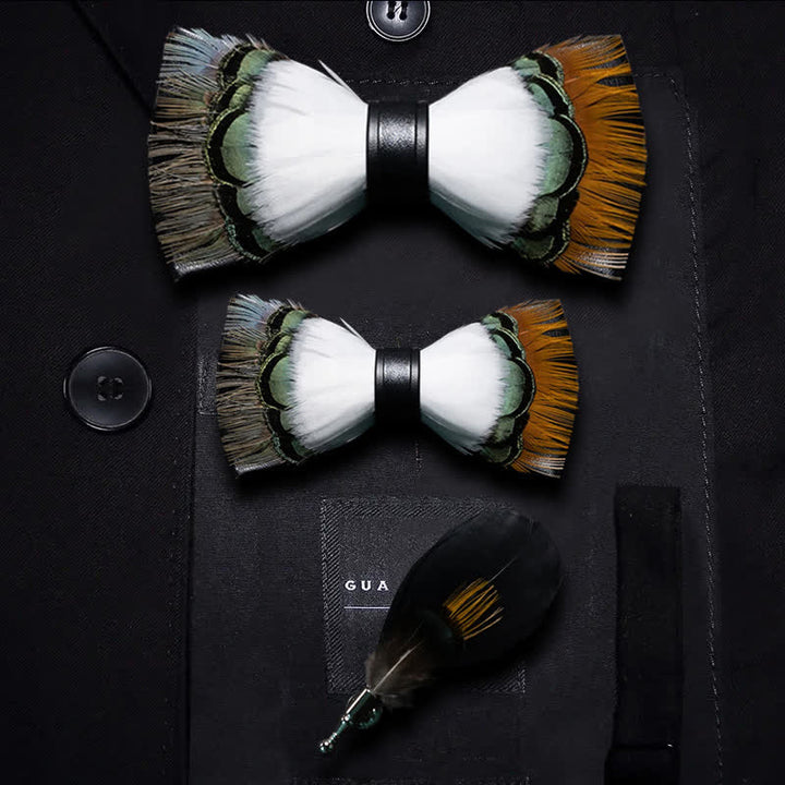 Pajarita con plumas de pinzón blancas y multicolores y broche de solapa