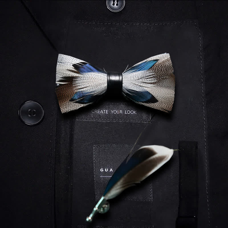 Pajarita con plumas de pavo real marrón y azul y broche de solapa