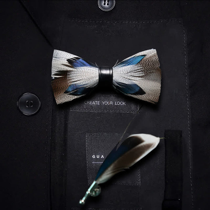 Pajarita con plumas de pavo real marrón y azul y broche de solapa