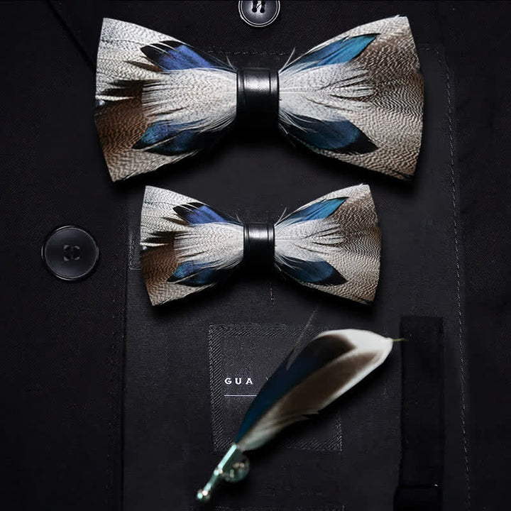 Pajarita con plumas de pavo real marrón y azul y broche de solapa