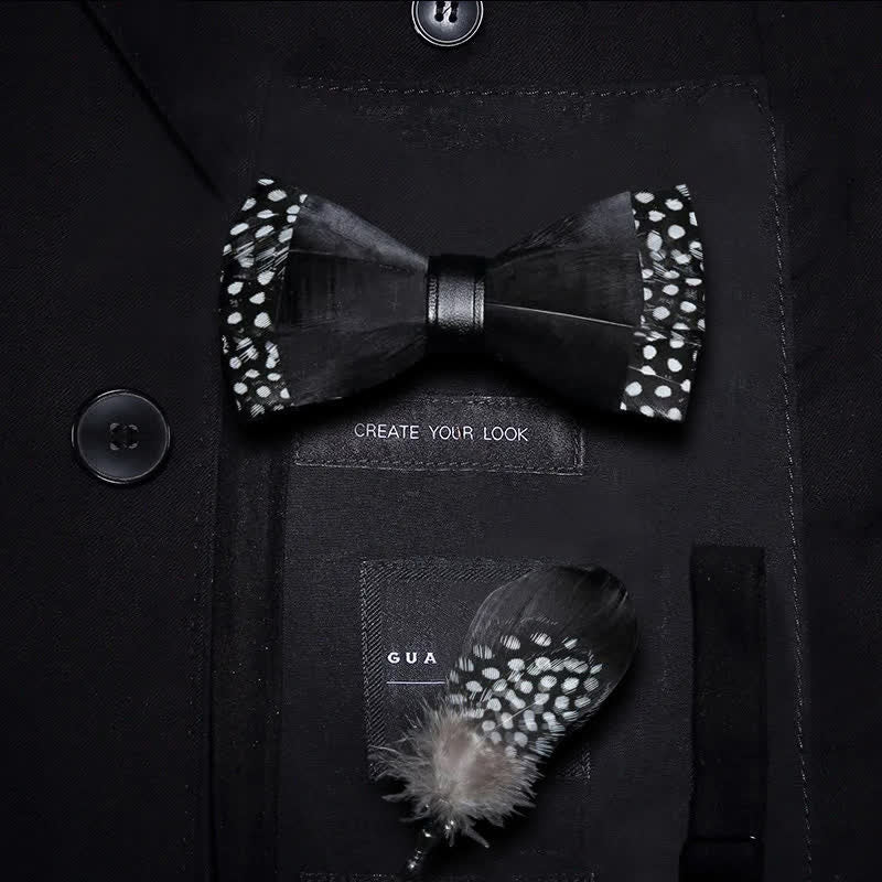Pajarita de plumas con lunares negros y broche de solapa