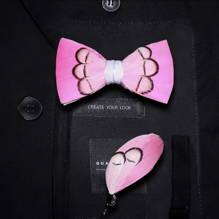 Pajarita con plumas de color rosa intenso y broche de solapa