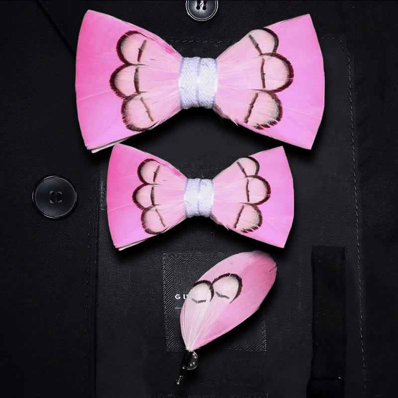 Pajarita con plumas de color rosa intenso y broche de solapa