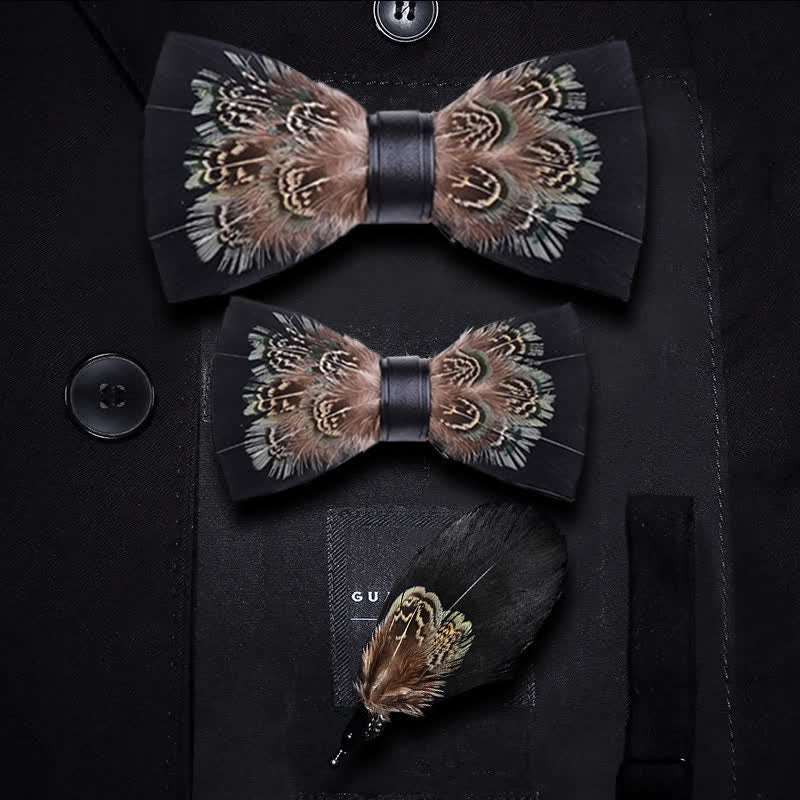 Pajarita con plumas de faisán en negro y marrón intenso y broche de solapa