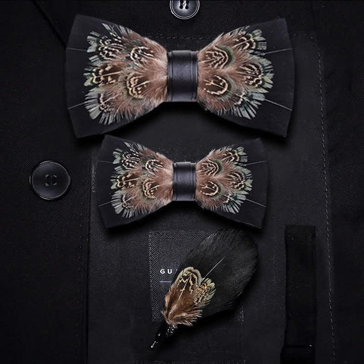 Pajarita con plumas de faisán en negro y marrón intenso y broche de solapa