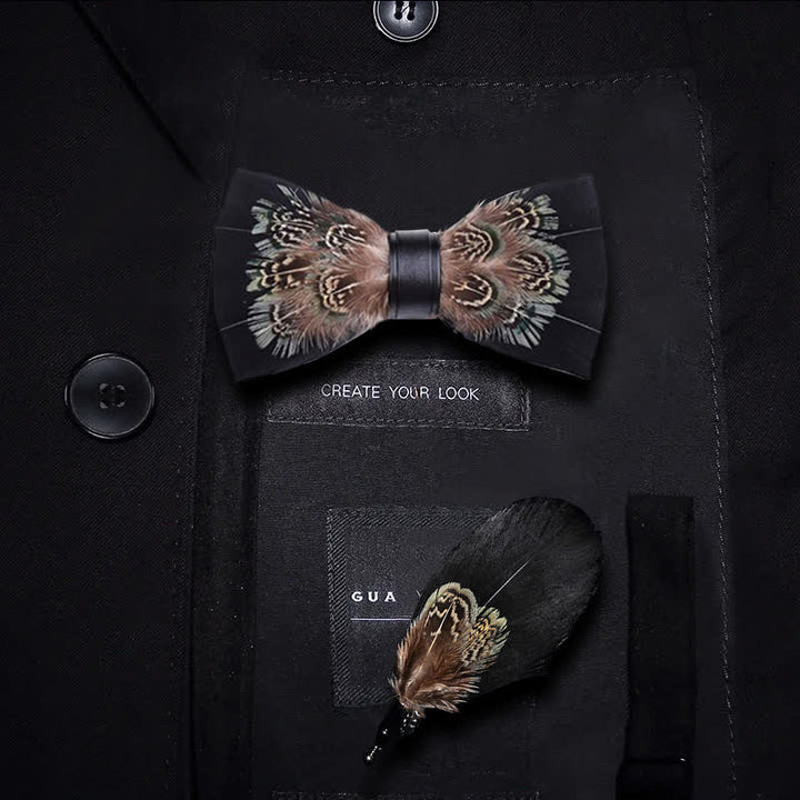 Pajarita con plumas de faisán en negro y marrón intenso y broche de solapa
