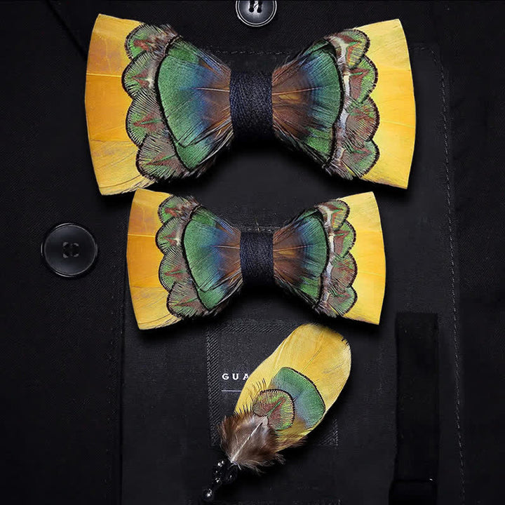 Pajarita con plumas de pavo real de color amarillo brillante y verde y broche de solapa