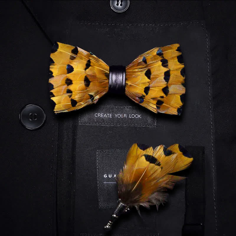 Pajarita con plumas de cola de pinzón amarillas y doradas y broche de solapa