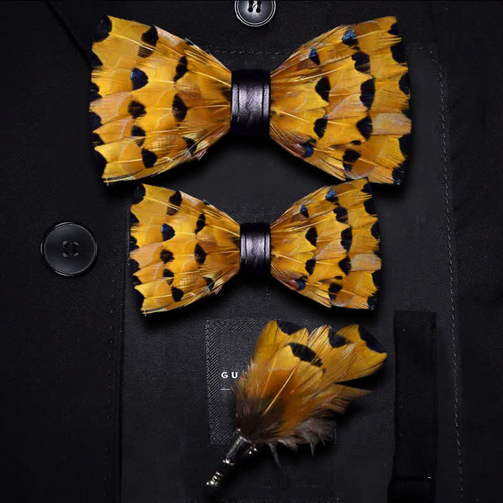 Pajarita con plumas de cola de pinzón amarillas y doradas y broche de solapa