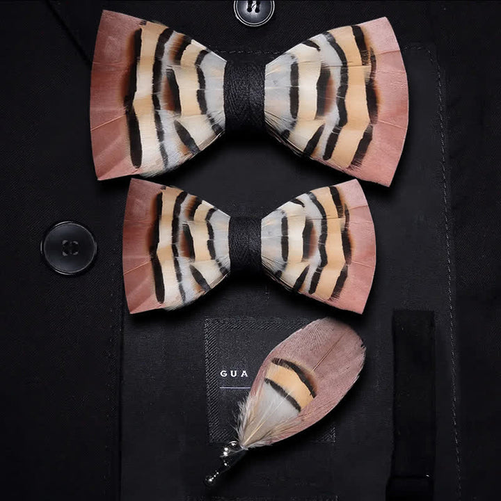 Pajarita Genius con plumas de chinchilla en marrón y coral claro y broche de solapa