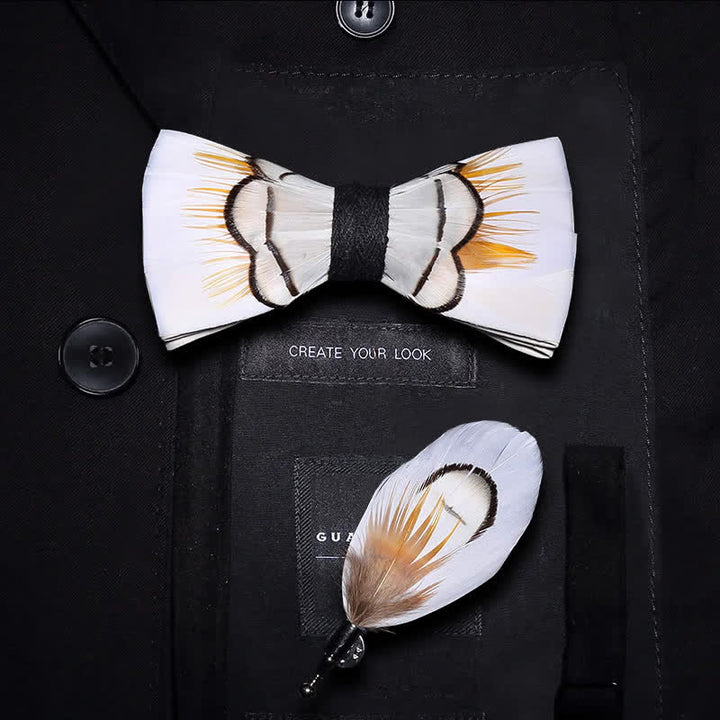Pajarita elegante de plumas color beige con broche de solapa