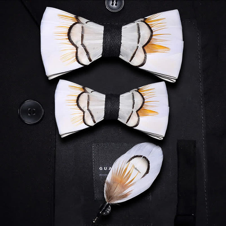 Pajarita elegante de plumas color beige con broche de solapa