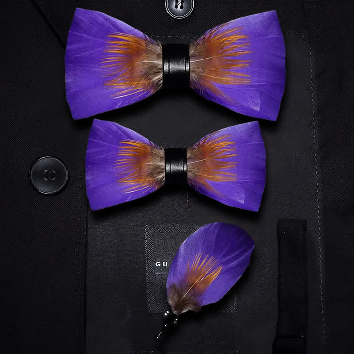 Pajarita con plumas y adornos morados y naranjas con broche de solapa