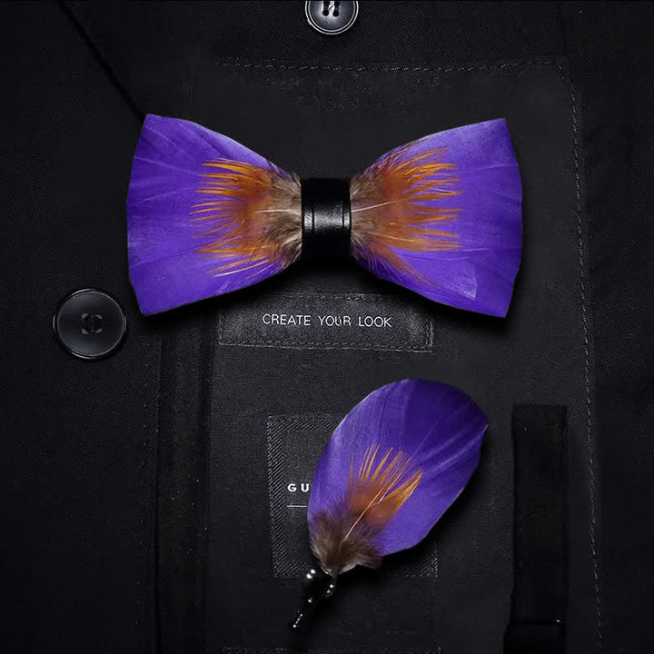 Pajarita con plumas y adornos morados y naranjas con broche de solapa