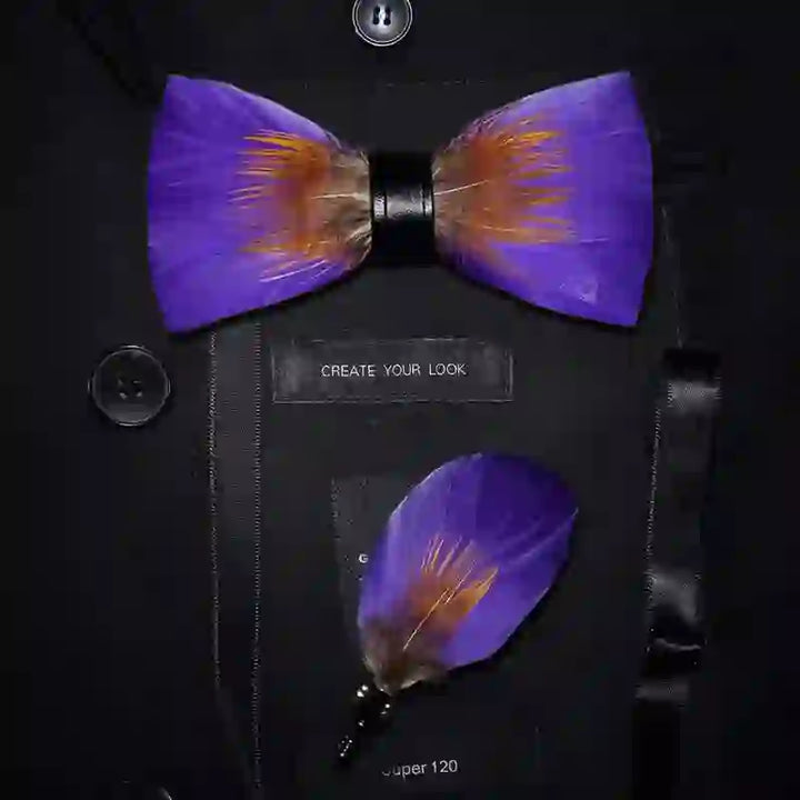 Pajarita con plumas y adornos morados y naranjas con broche de solapa