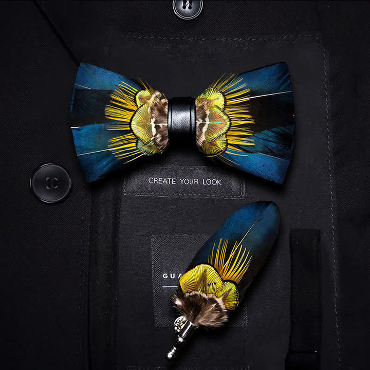 Pajarita con plumas de pavo real azules y amarillas y broche de solapa