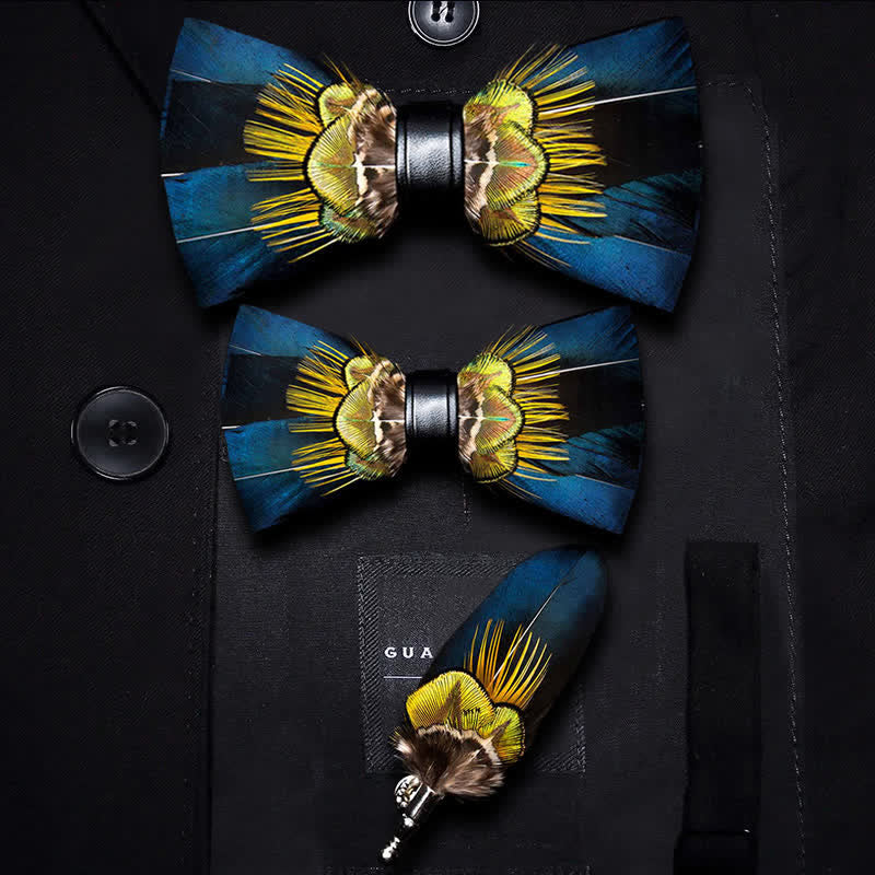 Pajarita con plumas de pavo real azules y amarillas y broche de solapa