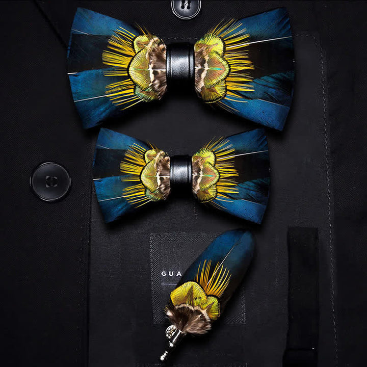 Pajarita con plumas de pavo real azules y amarillas y broche de solapa