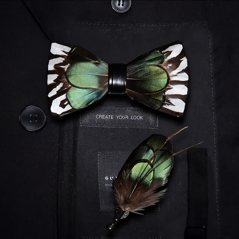 Pajarita con plumas en verde bosque y blanco y broche de solapa