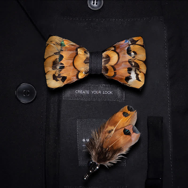 Pajarita con plumas de faisán en beige y dorado y broche de solapa