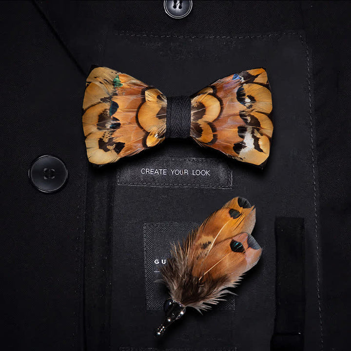 Pajarita con plumas de faisán en beige y dorado y broche de solapa