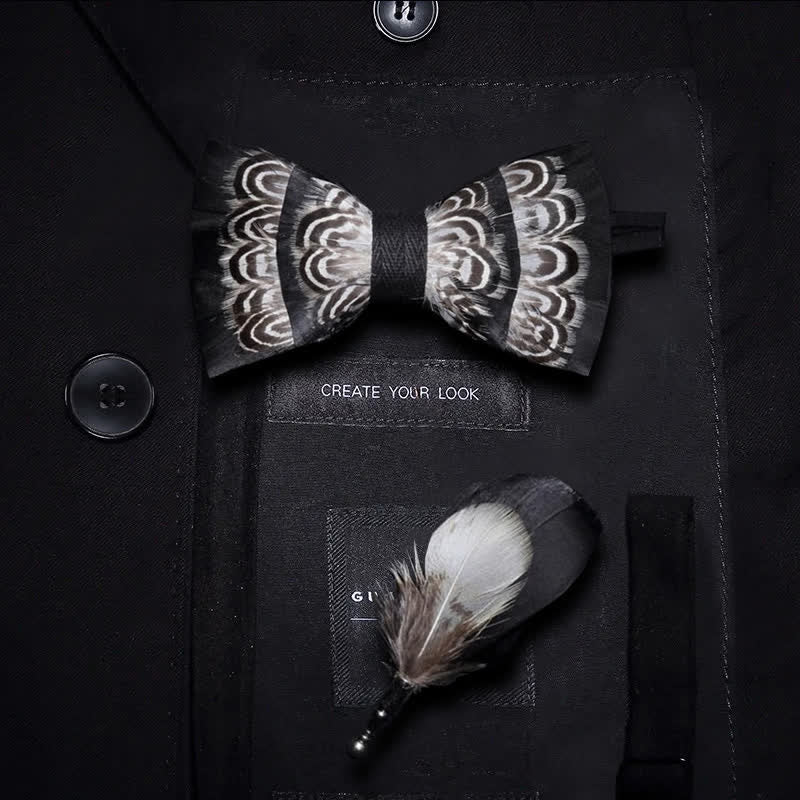 Pajarita con plumas y rayas de tigre en blanco y negro con prendedor de solapa