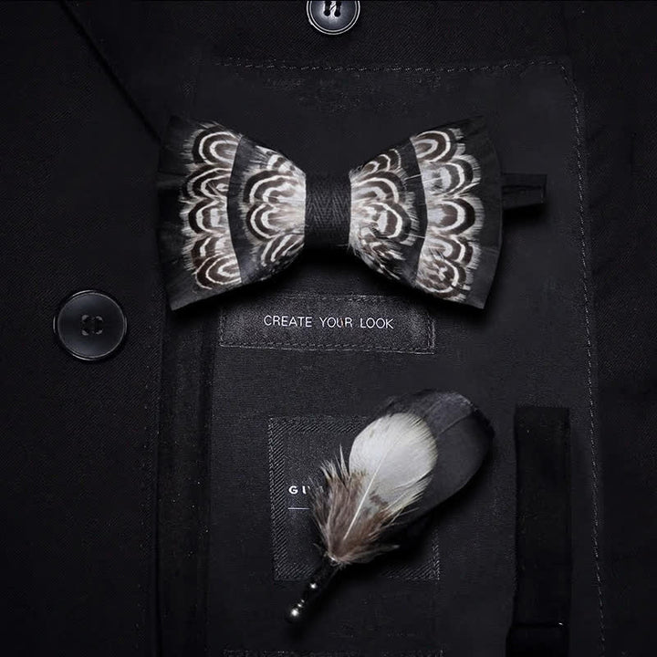 Pajarita con plumas y rayas de tigre en blanco y negro con prendedor de solapa