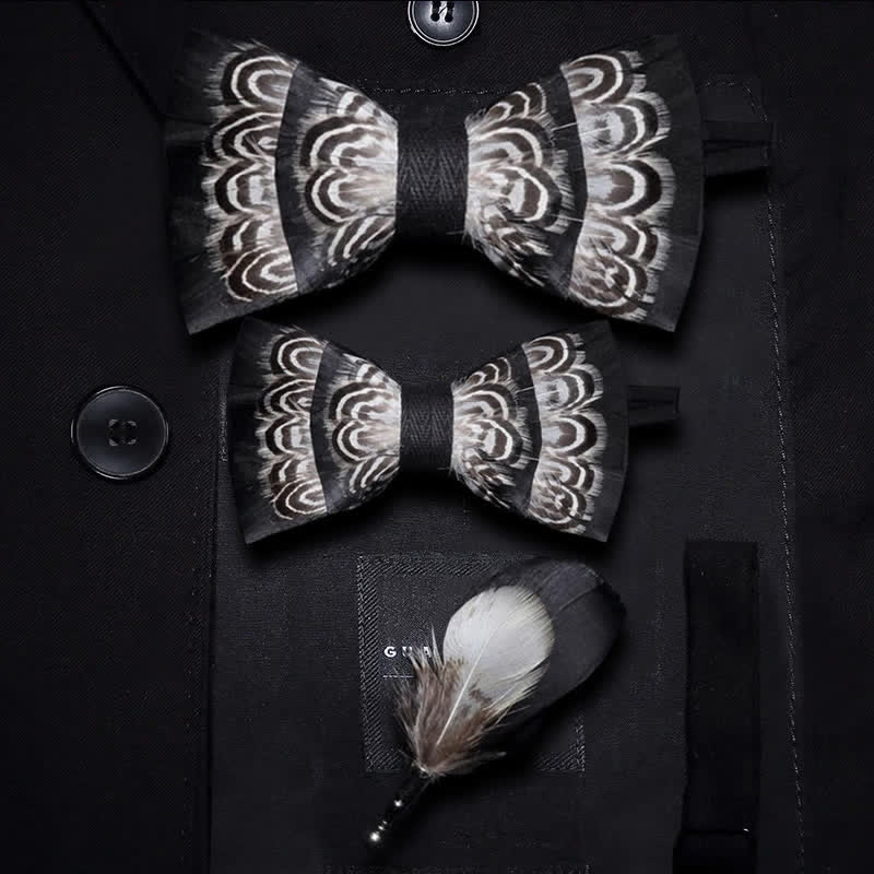 Pajarita con plumas y rayas de tigre en blanco y negro con prendedor de solapa