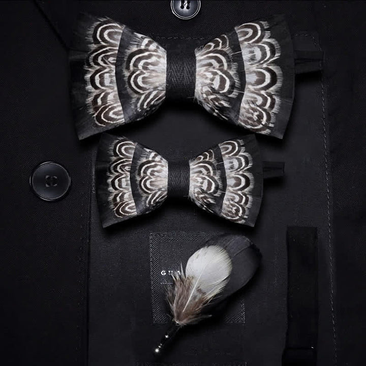 Pajarita con plumas y rayas de tigre en blanco y negro con prendedor de solapa