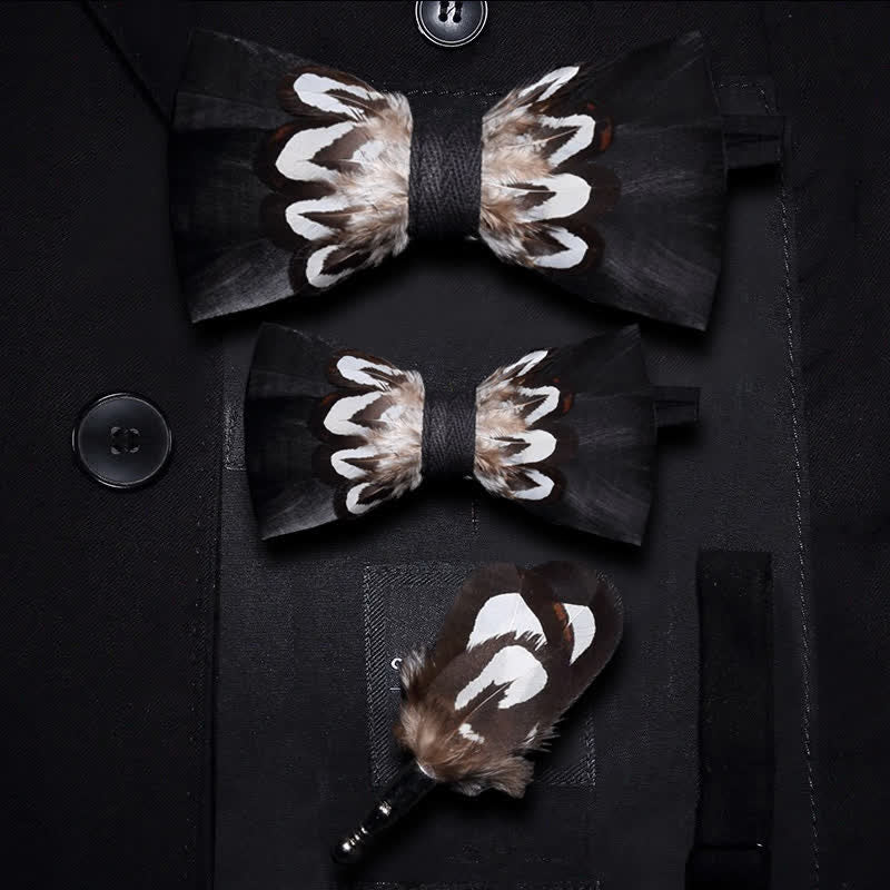 Pajarita con plumas y estampado en blanco y negro con alfiler de solapa